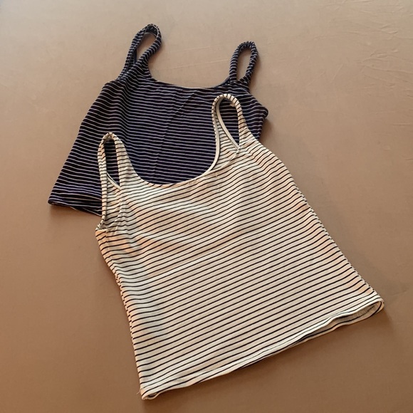 Selling crop tops in very good condition any questions please feel free to ask - Picture 2 of 4